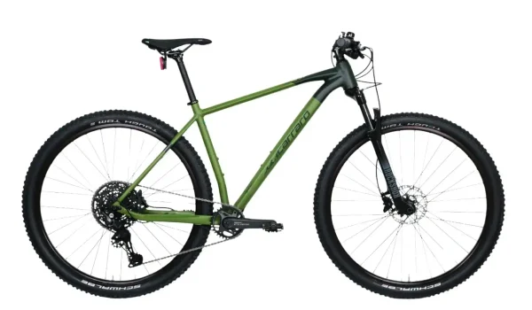 BIG 910 29" 10-V HD ile her pedal darbesinde gücünü hissettiren olağanüstü performans sunuyor. Hem amatör hem de profesyonellerin vazgeçilmezi: Big 910 gerçek bir yol arkadaşı. Zorlu parkurlar için tasarlanmış olup, sadece maceraperest ruhunuzu serbest bırakmanız gerekiyor. Şık tasarımı, teknoloji ve bildiklerinin mükemmelleştiği konfor ve dayanıklılık bir arada; bu bisikletle her yolu katedmek mümkün! Doğada pedallamayı seviyorsanız Big 910 karşınızda!